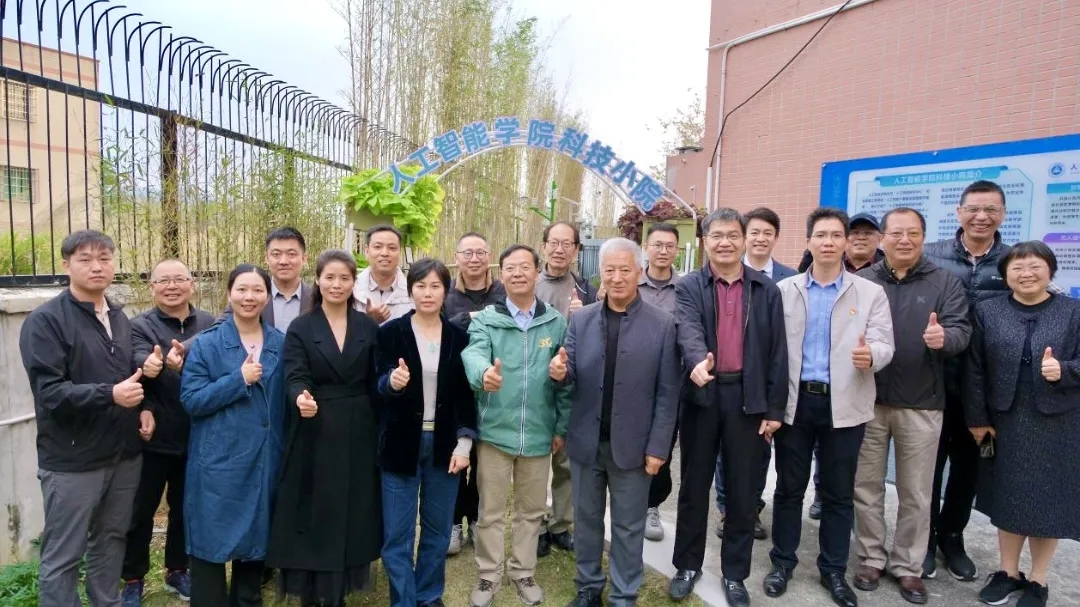 華珠舉行人工智能學院科技小院揭牌儀式21.jpg