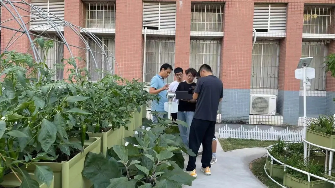 華珠舉行人工智能學院科技小院揭牌儀式14.jpg